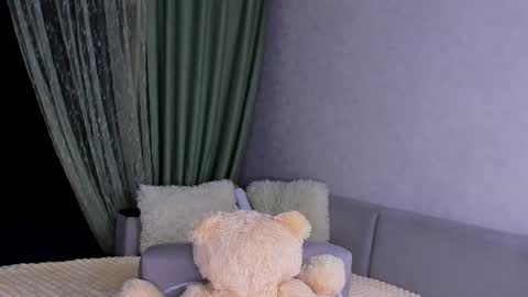 Snapshot of sweet_barbe chatting on 06-18-26, 04:00 Alice online show from 06-18-26, 04:00