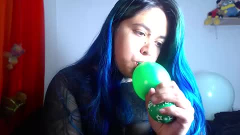 Snapshot of sweet_bubblee chatting on 12-17-25, 09:43 Bubbles online show from 12-17-25, 09:43