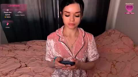 Snapshot of sweet_cherry1808 chatting on 10-17-25, 03:03 Sofia online show from 10-17-25, 03:03