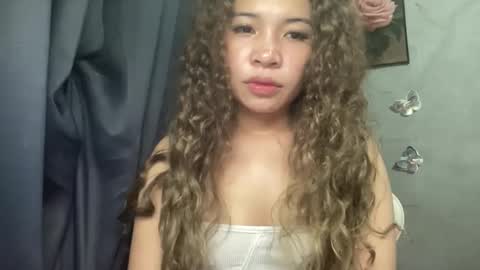 Snapshot of sweet_daisy04 chatting on 12-21-25, 06:59 Daisy online show from 12-21-25, 06:59