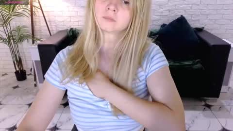 Snapshot of sweet_emily4u chatting on 10-04-25, 06:22 Emily online show from 10-04-25, 06:22