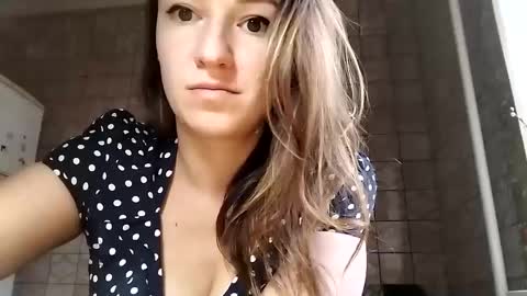 Snapshot of sweet_lilgirl_x chatting on 03-09-25, 05:44 Anna online show from 03-09-25, 05:44