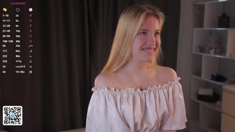 Snapshot of sweet_lily_1 chatting on 06-10-26, 01:39 Lily online show from 06-10-26, 01:39