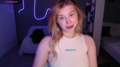 Snapshot of sweet_nicole_333 chatting on 06-05-26, 10:21 sweet_nicole_333 online show from 06-05-26, 10:21