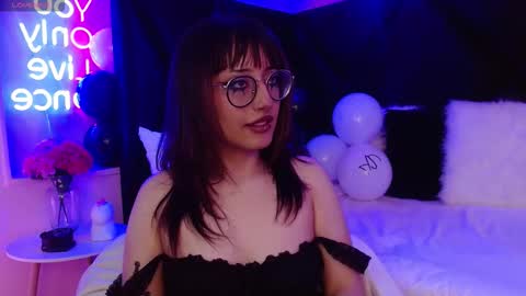 Snapshot of sweet_roxanee chatting on 11-12-25, 06:14 Roxanee online show from 11-12-25, 06:14