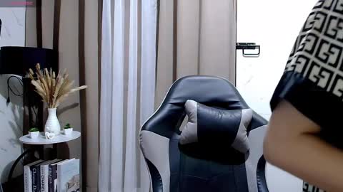 Snapshot of sweet_sirenxx chatting on 10-23-25, 10:47 Leah online show from 10-23-25, 10:47