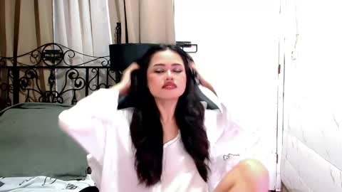 Snapshot of sweet_sirenxx chatting on 12-18-25, 09:59 Leah online show from 12-18-25, 09:59