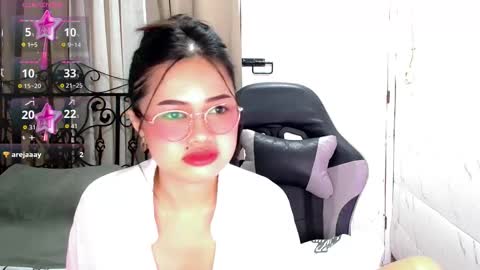 Snapshot of sweet_sirenxx chatting on 12-19-25, 11:28 Leah online show from 12-19-25, 11:28