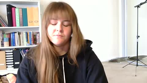 Snapshot of sweet_truffle chatting on 01-23-25, 04:48 Heidi Brenner - Please check bio for schedule FAQ online show from 01-23-25, 04:48