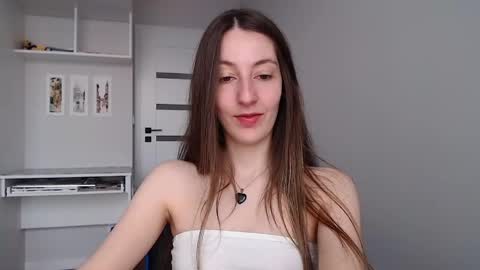 Snapshot of sweetheart_77 chatting on 05-05-26, 07:38 Emma online show from 05-05-26, 07:38