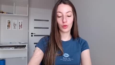 Snapshot of sweetheart_77 chatting on 05-22-26, 07:37 Emma online show from 05-22-26, 07:37