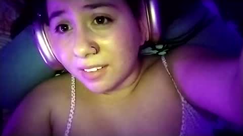Snapshot of sweetie__annie chatting on 02-08-25, 06:22 Ana Mara  i cant Make noise My family is here  online show from 02-08-25, 06:22