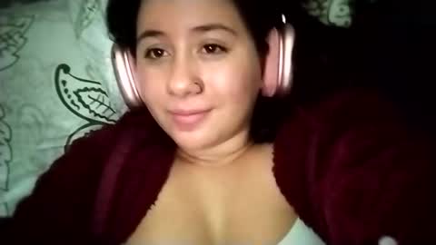 Snapshot of sweetie__annie chatting on 02-19-25, 06:44 Ana Mara  i cant Make noise My family is here  online show from 02-19-25, 06:44