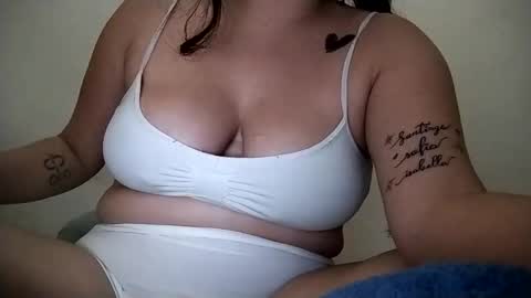 Snapshot of sweetie__annie chatting on 10-16-25, 05:19 Ana Mara  i cant Make noise My family is here  online show from 10-16-25, 05:19