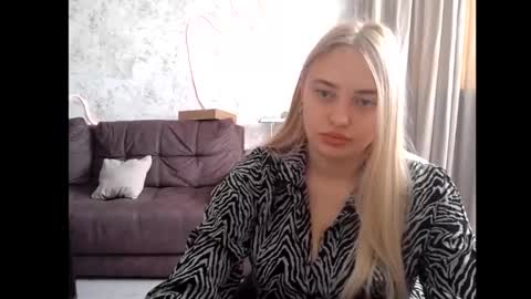 SweetieeFox online show from 10-20-25, 04:57