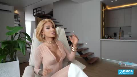 Snapshot of sweetlaurasaenz chatting on 10-19-25, 03:45 Laura Saenz Geminis online show from 10-19-25, 03:45