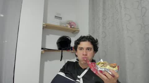 Snapshot of sweetlian_04 chatting on 10-14-25, 02:01 Lian online show from 10-14-25, 02:01