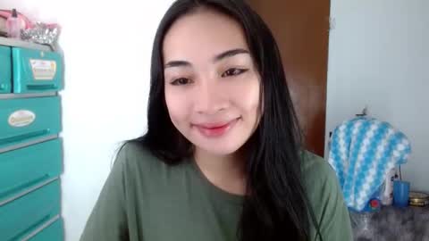 Snapshot of sweetlilly_18 chatting on 12-04-24, 02:42 Lilly online show from 12-04-24, 02:42