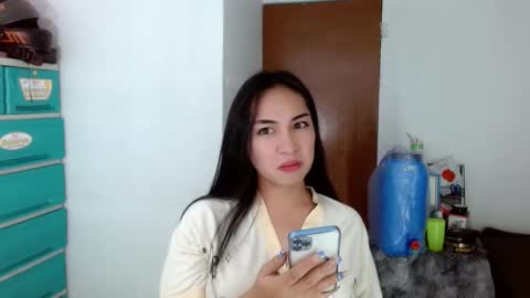 Snapshot of sweetlilly_18 chatting on 12-05-24, 06:33 Lilly online show from 12-05-24, 06:33