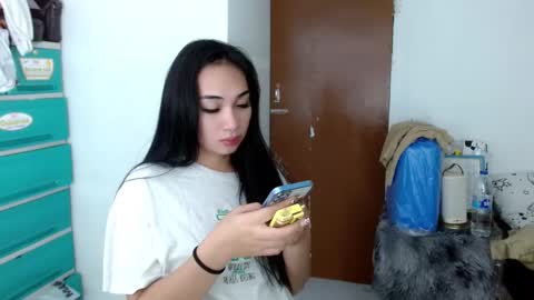 Snapshot of sweetlilly_18 chatting on 12-11-24, 06:31 Lilly online show from 12-11-24, 06:31