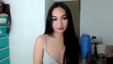 Snapshot of sweetlilly_18 chatting on 12-15-24, 06:26 Lilly online show from 12-15-24, 06:26