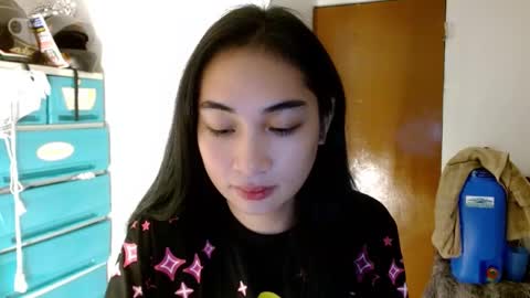 Snapshot of sweetlilly_18 chatting on 01-08-25, 05:59 Lilly online show from 01-08-25, 05:59