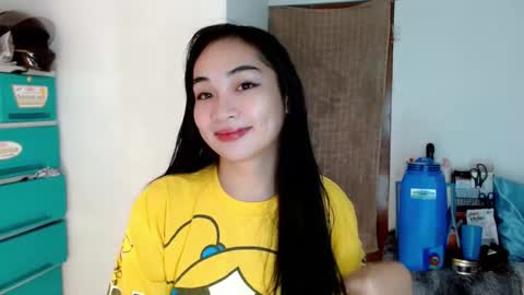 Snapshot of sweetlilly_18 chatting on 01-11-25, 12:18 Lilly online show from 01-11-25, 12:18