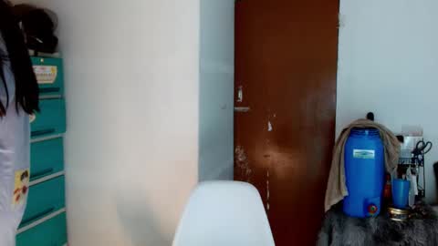 Snapshot of sweetlilly_18 chatting on 01-12-25, 12:23 Lilly online show from 01-12-25, 12:23