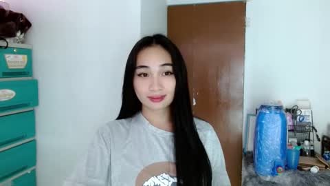 Snapshot of sweetlilly_18 chatting on 01-21-25, 12:29 Lilly online show from 01-21-25, 12:29