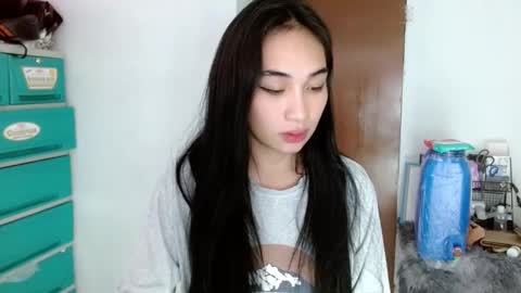 Snapshot of sweetlilly_18 chatting on 01-21-25, 03:32 Lilly online show from 01-21-25, 03:32