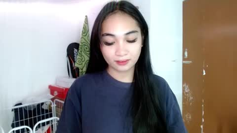 Snapshot of sweetlilly_18 chatting on 02-16-25, 10:21 Lilly online show from 02-16-25, 10:21