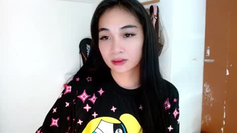 Snapshot of sweetlilly_18 chatting on 02-19-25, 12:00 Lilly online show from 02-19-25, 12:00