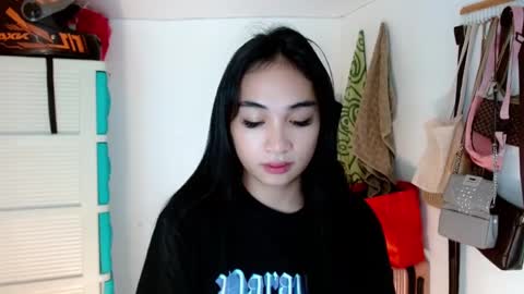 Snapshot of sweetlilly_18 chatting on 02-20-25, 05:33 Lilly online show from 02-20-25, 05:33