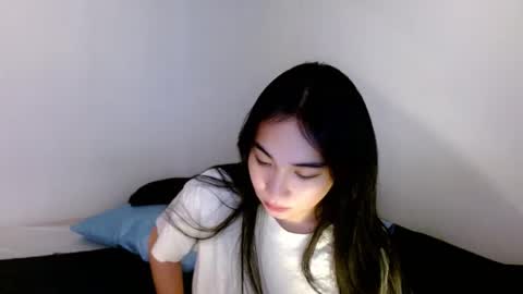 Snapshot of sweetlilly_18 chatting on 03-04-25, 04:17 Lilly online show from 03-04-25, 04:17