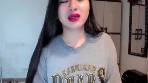 Snapshot of sweetlovepinay04 chatting on 01-01-25, 05:33 Zoe online show from 01-01-25, 05:33