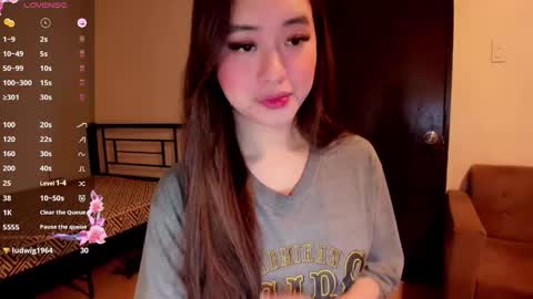 Snapshot of sweetlovepinay04 chatting on 11-13-25, 04:55 Zoe online show from 11-13-25, 04:55