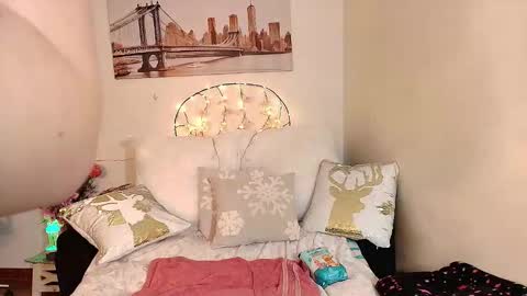 Snapshot of sweetmalory chatting on 12-15-25, 04:28 sweetmalory online show from 12-15-25, 04:28