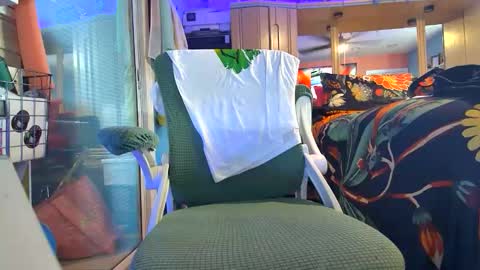 WeAim2PZzz online show from 04-19-26, 03:44