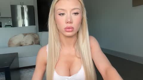 Snapshot of sweetsammxo chatting on 03-09-26, 05:06 Sam online show from 03-09-26, 05:06