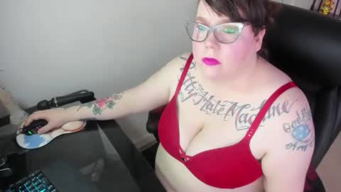 Snapshot of sweetsapphics chatting on 11-18-25, 03:05 ruby and scarlet online show from 11-18-25, 03:05