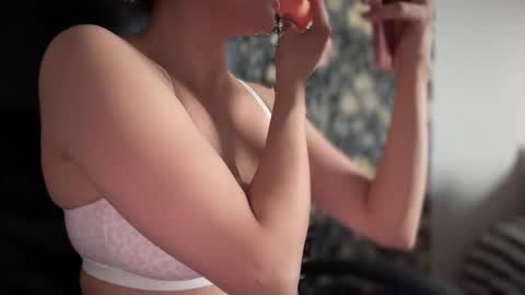 Snapshot of sweetssmashed chatting on 11-18-25, 10:25 sweetssmashed online show from 11-18-25, 10:25