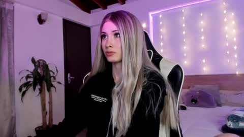 Cat independent model  online show from 12-31-24, 05:33