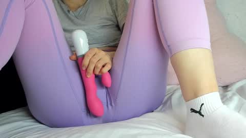 Snapshot of sweety_cum chatting on 12-22-24, 07:10 Mia online show from 12-22-24, 07:10