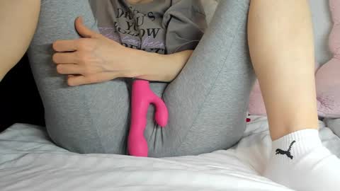 Snapshot of sweety_cum chatting on 12-26-24, 10:52 Mia online show from 12-26-24, 10:52