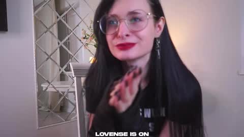 Snapshot of sybleyo chatting on 10-16-25, 01:12 Sophie online show from 10-16-25, 01:12