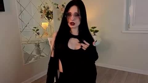 Snapshot of sybleyo chatting on 10-17-25, 11:13 Sophie online show from 10-17-25, 11:13