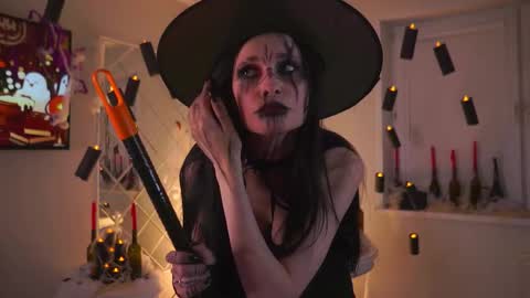 Snapshot of sybleyo chatting on 10-25-25, 11:40 Sophie online show from 10-25-25, 11:40