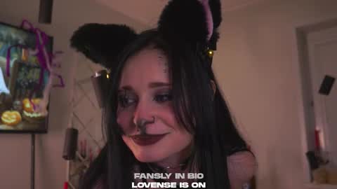 Snapshot of sybleyo chatting on 10-29-25, 11:23 Sophie online show from 10-29-25, 11:23