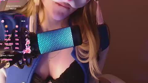 Snapshot of sydney_max chatting on 09-25-25, 03:32 Milena online show from 09-25-25, 03:32