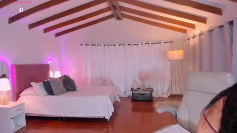 Snapshot of sylvana_cox chatting on 10-24-25, 04:42 sylvana online show from 10-24-25, 04:42